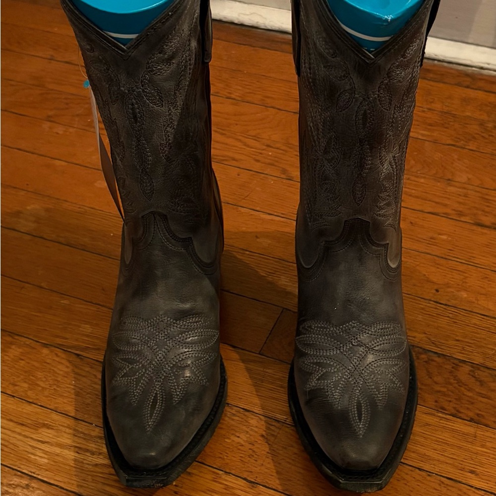 BRAND NEW LANE SANDAGA MIDI COWBOY BOOTS